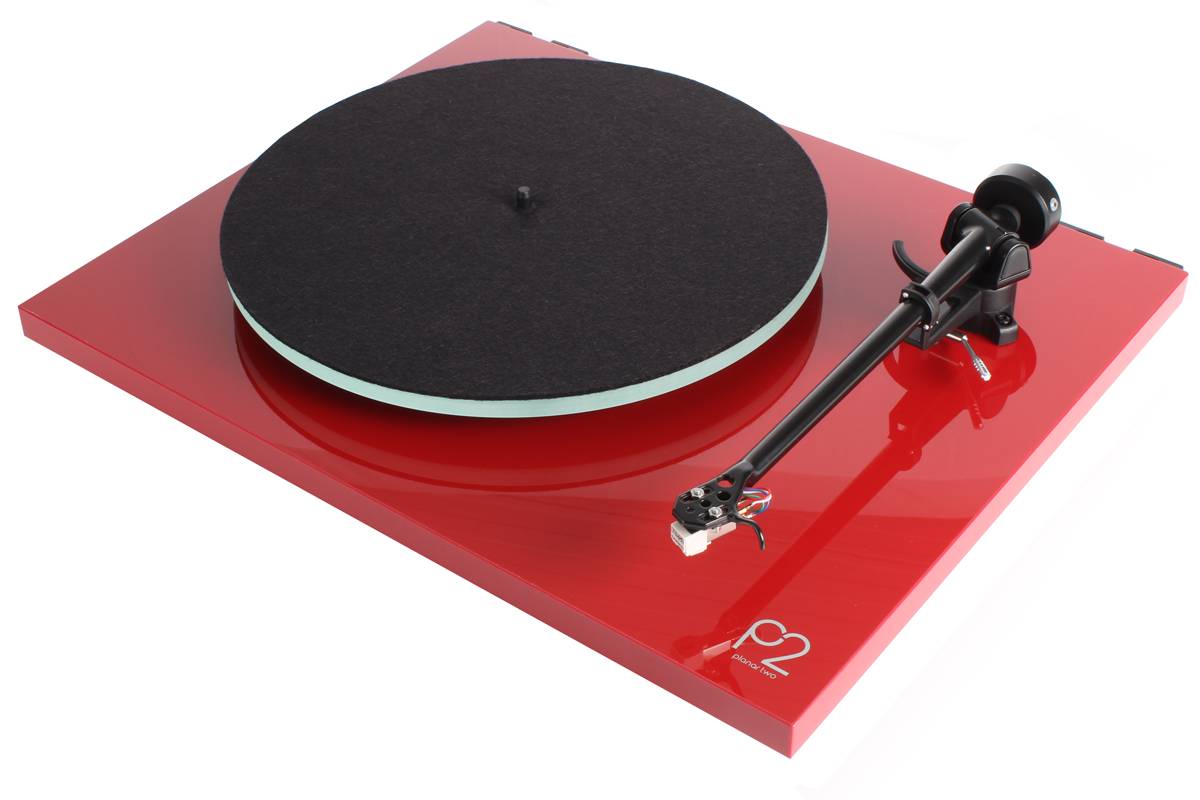 (Neuware, Verpackung beschädigt) Rega Planar 2 inkl. Carbon MM-Tonabnehmer, RB220 Plattenspieler rot, inkl. Abdeckhaube