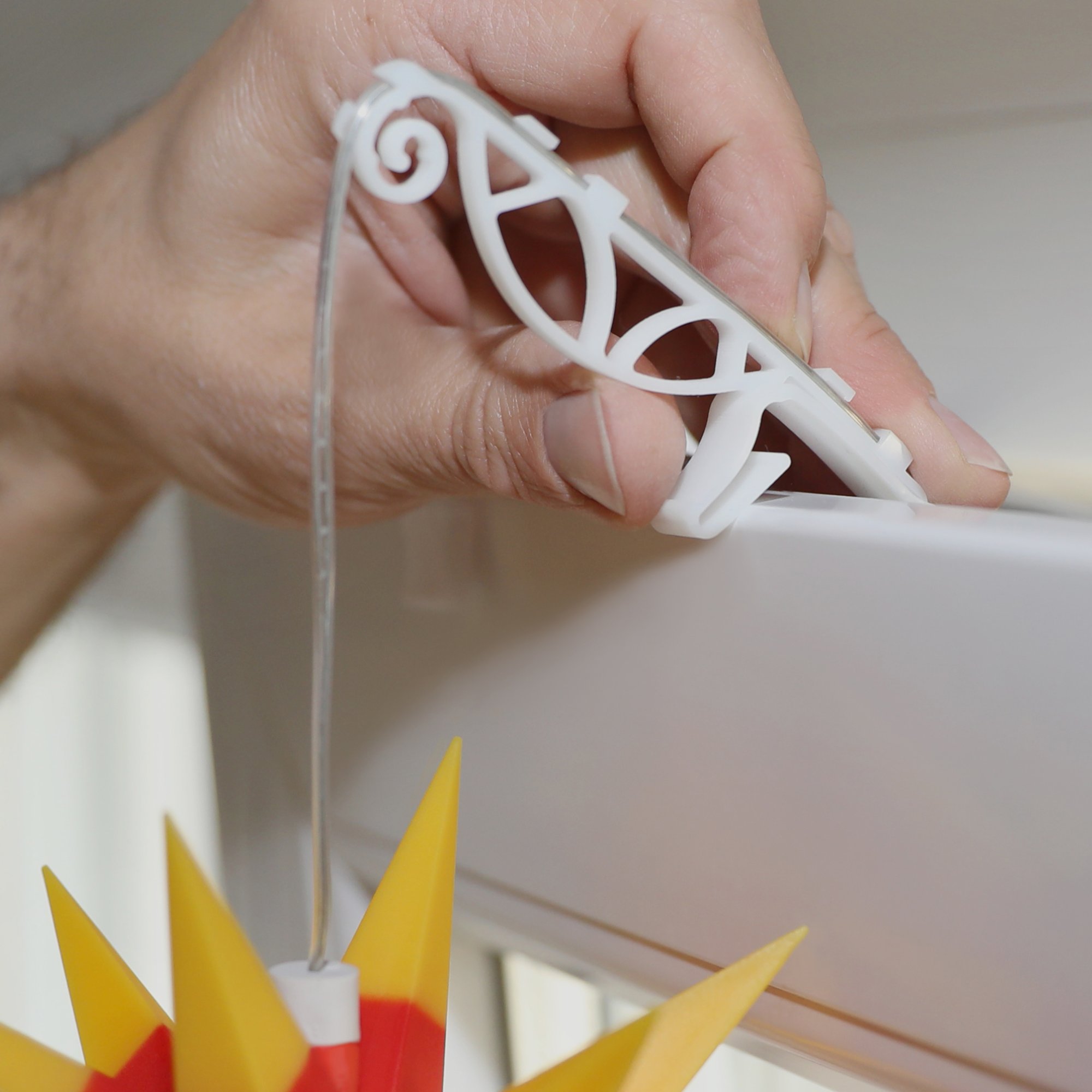 Innoperform Halter für Fenster für Dekoartikel mit Kabelführungen