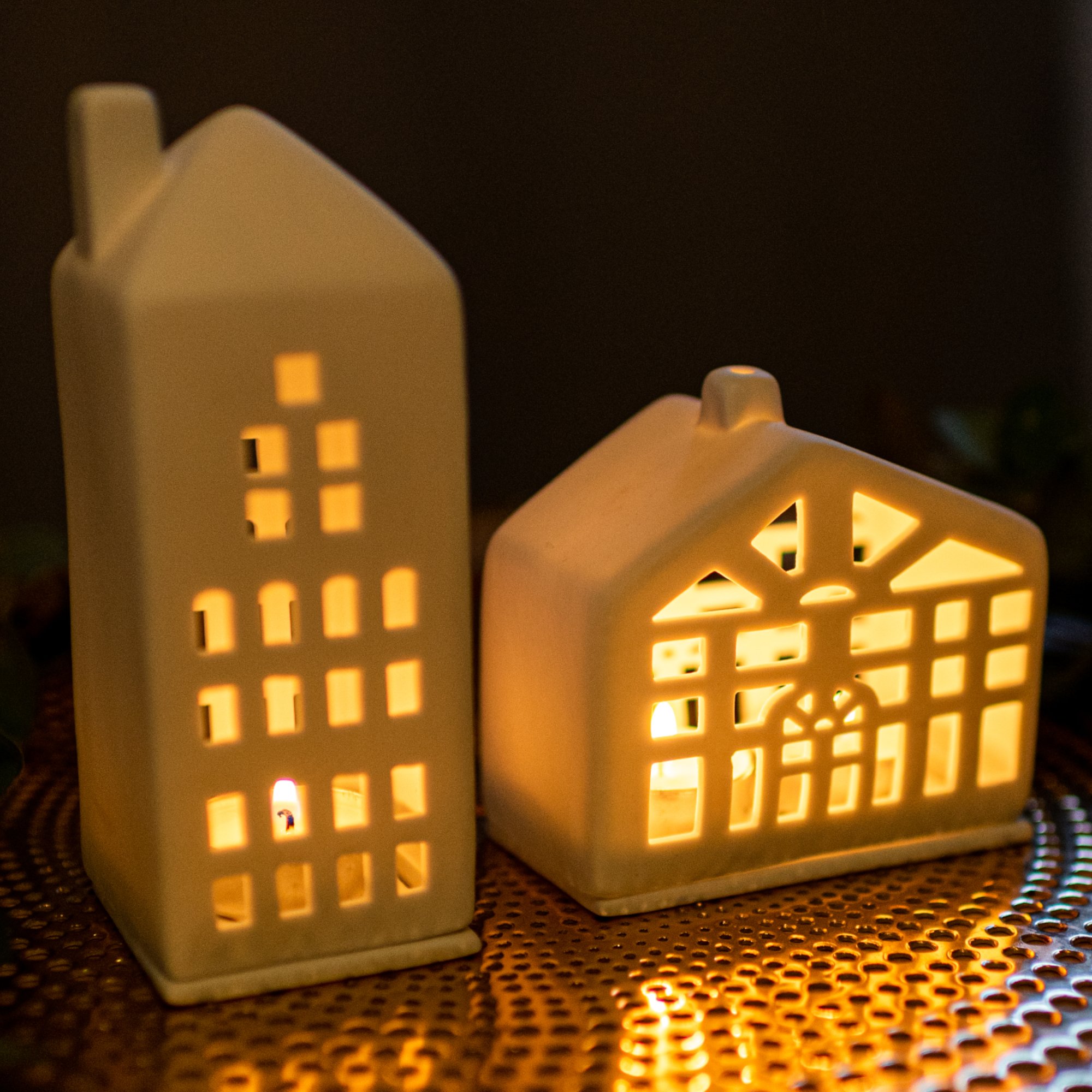 Parusia® Lichthaus 2er Set „Zuhause“ aus matt glasierter, weißer Keramik | Das Windlicht besteht aus einem Fachwerkhaus und Wohnhaus | mit passendem Kerzenteller | dänisches Design | Deko