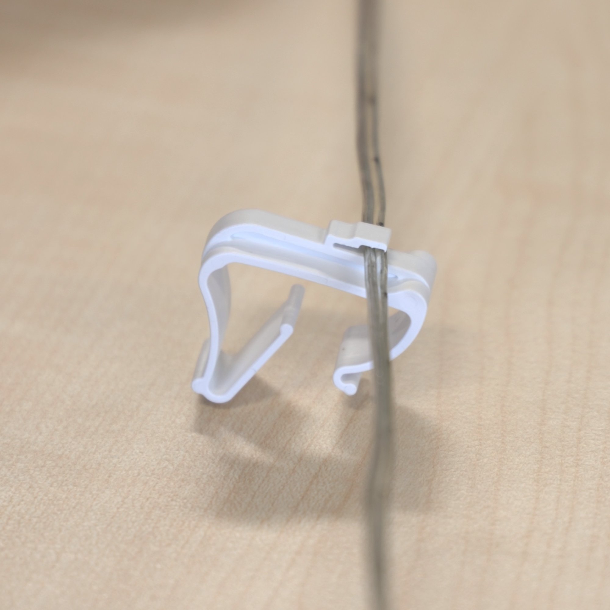 Innoperform Halter für Fenster für Dekoartikel mit Kabelführungen