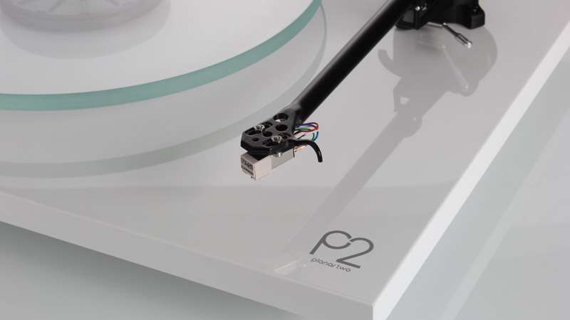 (Neuware, Verpackung beschädigt) Rega Planar 2 inkl. Carbon MM-Tonabnehmer, RB220 Plattenspieler weiß, inkl. Abdeckhaube